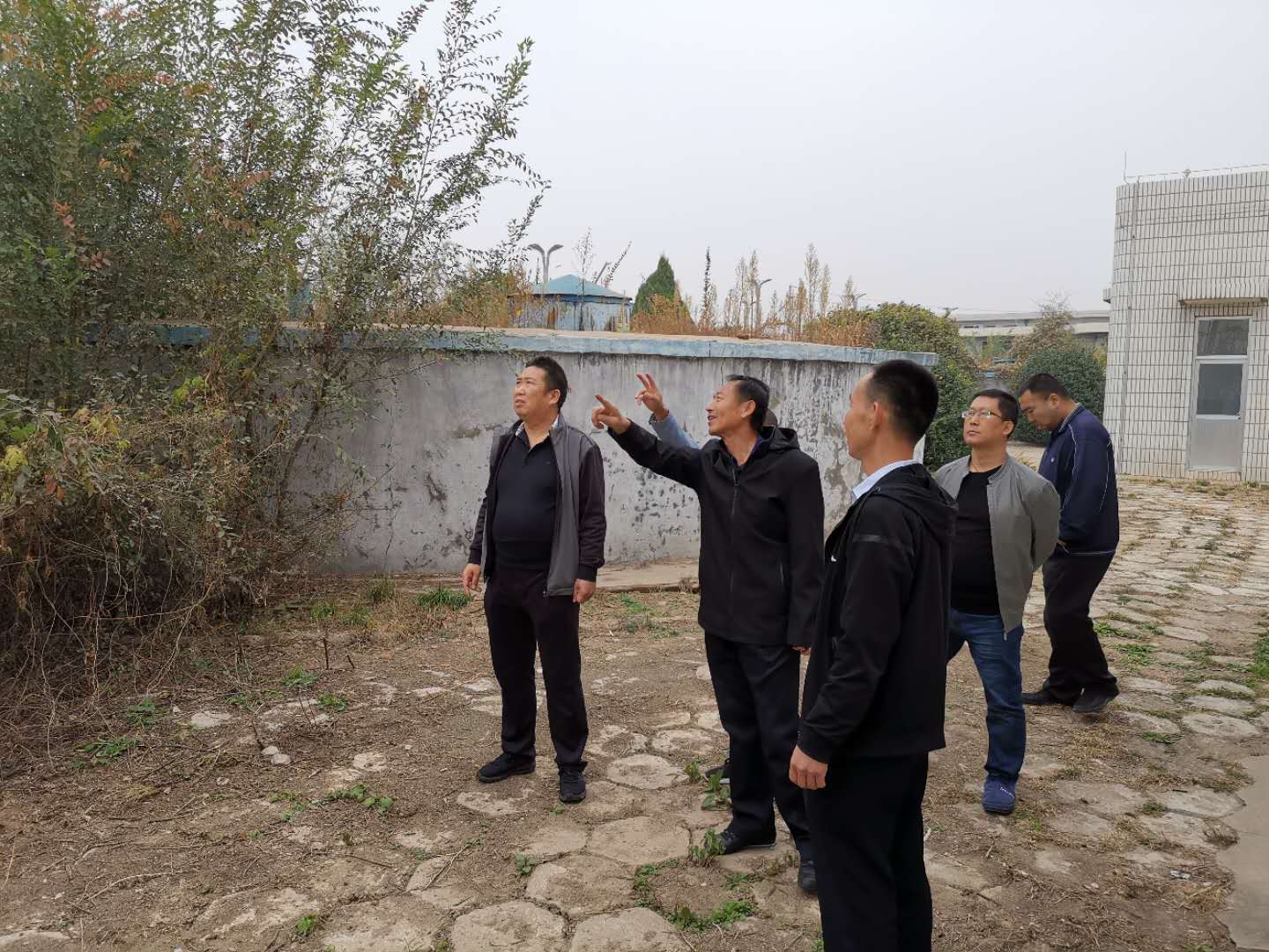 公司總經(jīng)理王建人在供水、污水生產(chǎn)一線開展風(fēng)險隱患排查 (1).jpg